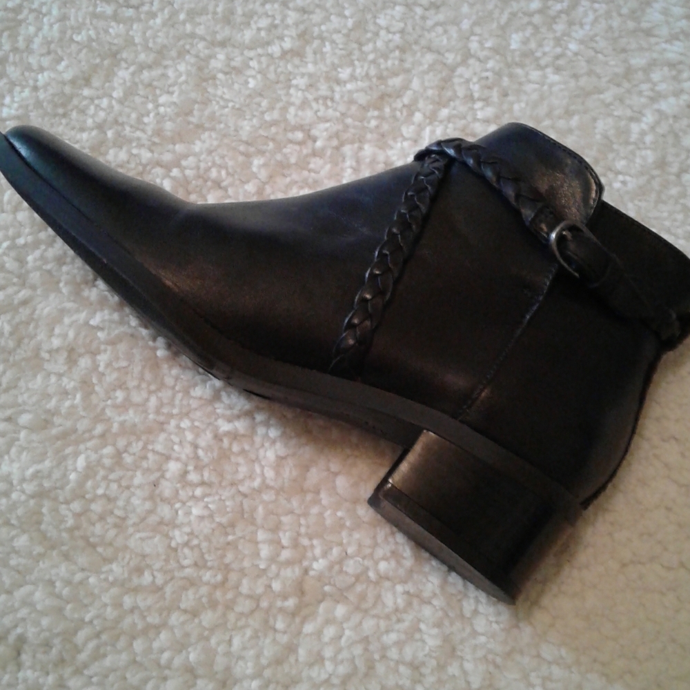 🌺 Michelle D "Brady" Black Booties